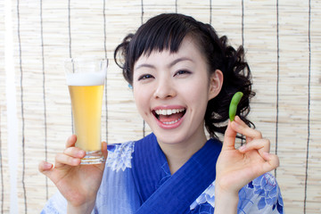 ビールと浴衣の女性