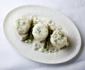espárragos con patatas y salsa verde