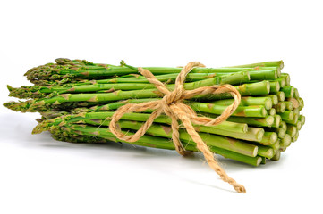 pęczek zielonych szparagów wyizolowanych na białym tle © Kamila Cyganek