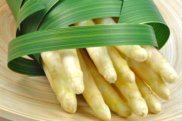 białe szparagi na drewnianym talerzu © Kamila Cyganek