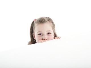 M&auml;dchen versteckt sich