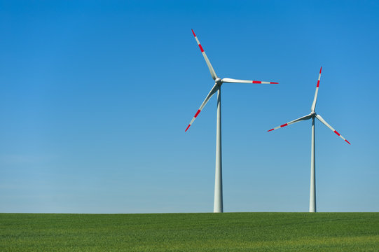 Windkrafträder in einem Feld