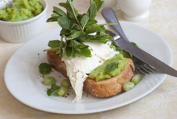 Toast with mushy peas and mozzarella
