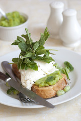 Toast with mushy peas and mozzarella