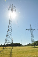 Hochspannungsleitung mit Sonne
