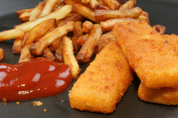 Fischstäbchen mit Pommes frites und Tomatenketchup
