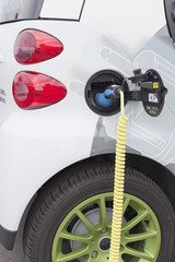 Elektroauto: Stromanschluss bei einem bekannten Serienfahrzeug