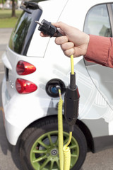 Fototapeta na wymiar Samochód elektryczny: zasilanie przy użyciu konwencjonalnych wtyczkę odpornego na wstrząsy