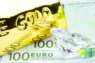 Goldbarren und Diamant