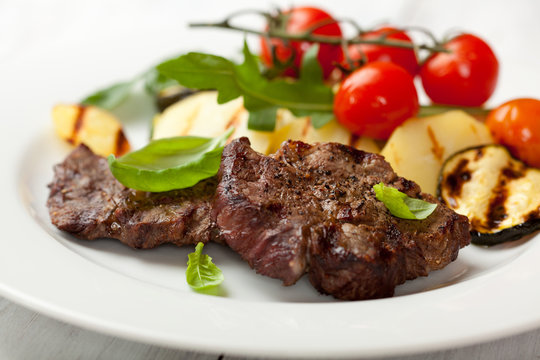 Grilled beef with grilled vegetables and fresh basil