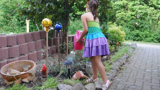 M&auml;dchen giesst Blumen