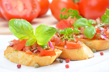 Frische Bruschette mit Basilikum