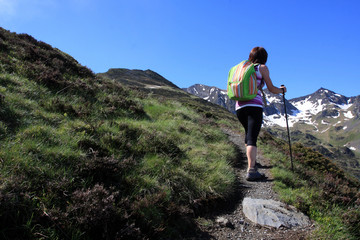 Naklejka premium Femme pratiquant la randonnée en montagne