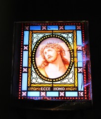 Visage du Christ, vitrail d'un caveau du cimetière du Montparnasse à Paris