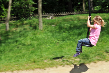 Kind auf Spielplatz
