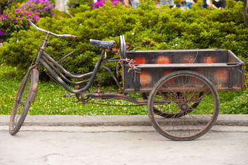 Fototapeta na wymiar Chiński Trzy kołowy rowerów dostawy