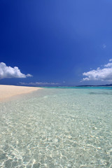 水納島の美しいビーチと広い空