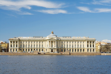 Obraz premium Zabytkowy budynek na nabrzeżu rzeki Newy, Sankt Petersburg, Rosja