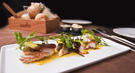 Table dressée, entrée de poisson en salade