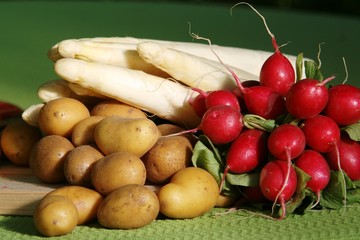 Spargel, Kartoffeln und Radieschen