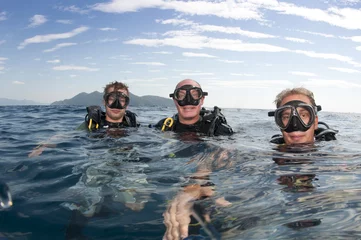 Fotobehang scuba divers on surface © JonMilnes