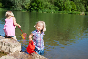 kinder haben spaß am see