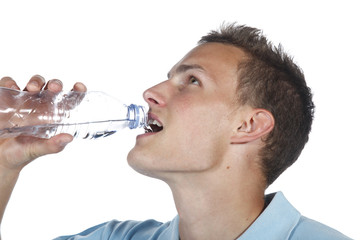 Homme buvant de l'eau