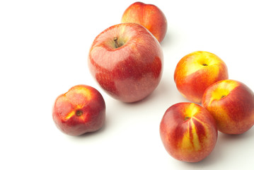 Fototapeta na wymiar Nektarynki i jabłka