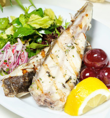 Grilled fish with grapes