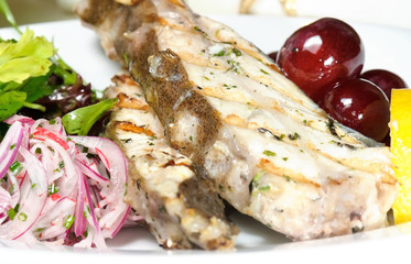 Grilled fish with grapes