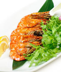 shrimps with lemon and salad