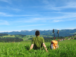 Rast auf Wiese mit Bergblick