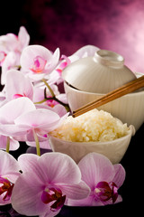 Obraz na płótnie Canvas Ryż na stole z orchidei