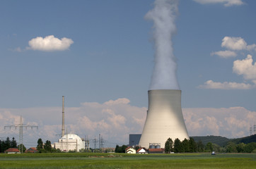 Atomkraftwerk mit dampfendem Kühlturm