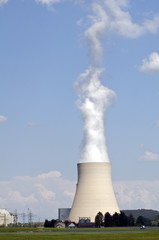 Atomkraftwerk mit dampfendem Kühlturm
