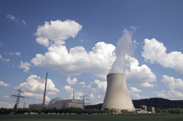 Fototapeta na wymiar Atomkraftwerk mit dampfendem Kühlturm