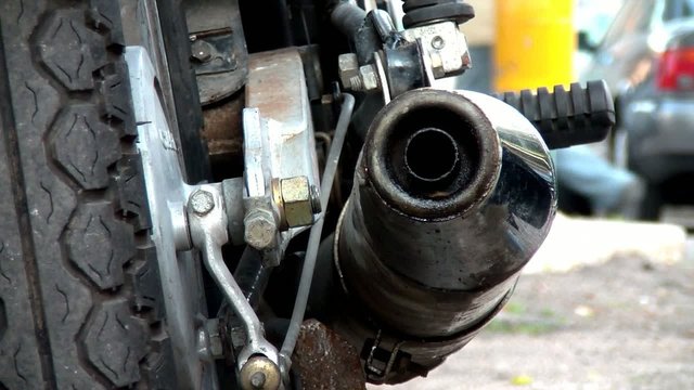 particolare di moto 2 tempi  con marmitta e copertone