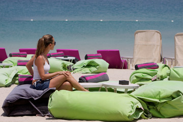 divani verdi su spiaggia.