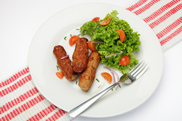 Cevapcici mit Salatgarnitur