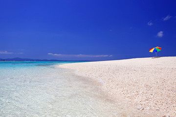 水納島の澄んだ海と白い砂浜