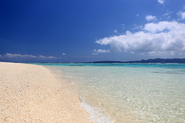 Fototapeta na wymiar 水納島の美しいビーチと青い空