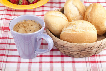Frühstück auf der Terrasse mit frischen Brötchen und Kaffee