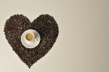 Espressotasse im Bohnenherz