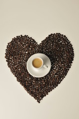 Espressotasse im Bohnenherz