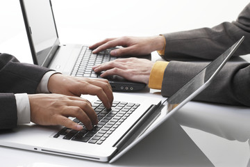 パソコンをする男性