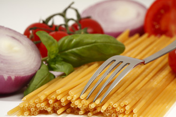 spaghetti with tomato,onion and basil