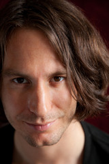 junger mann mit eindringlichem blick