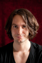 Fototapeta premium freundlicher blick eines jungen mannes mit langen haaren