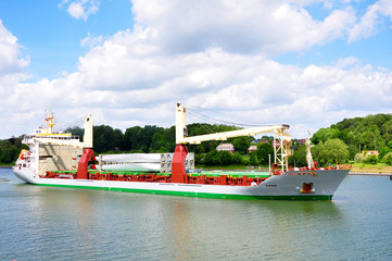 Frachtschiff mit Einzelteilen für Windkraftanlagen Flügel