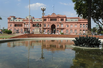 Fototapeta na wymiar Casa Rosada w Plaza de Mayo